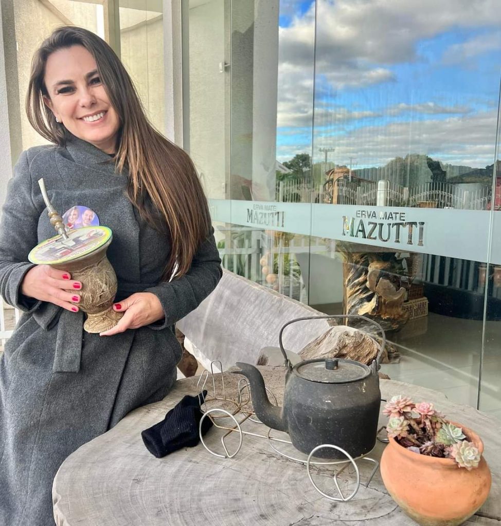 Paulinha com cuia da mão