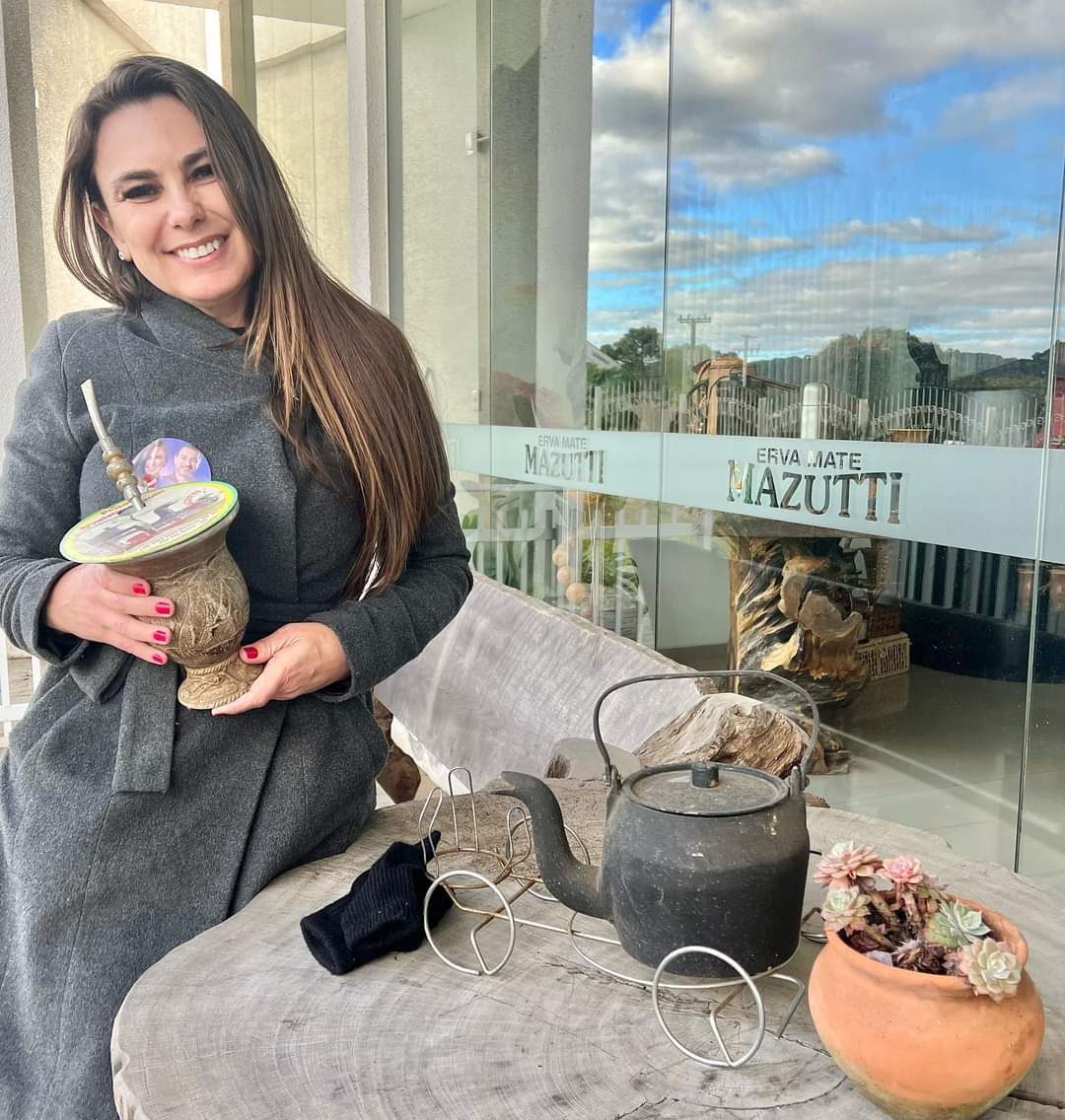 Paulinha com cuia da mão