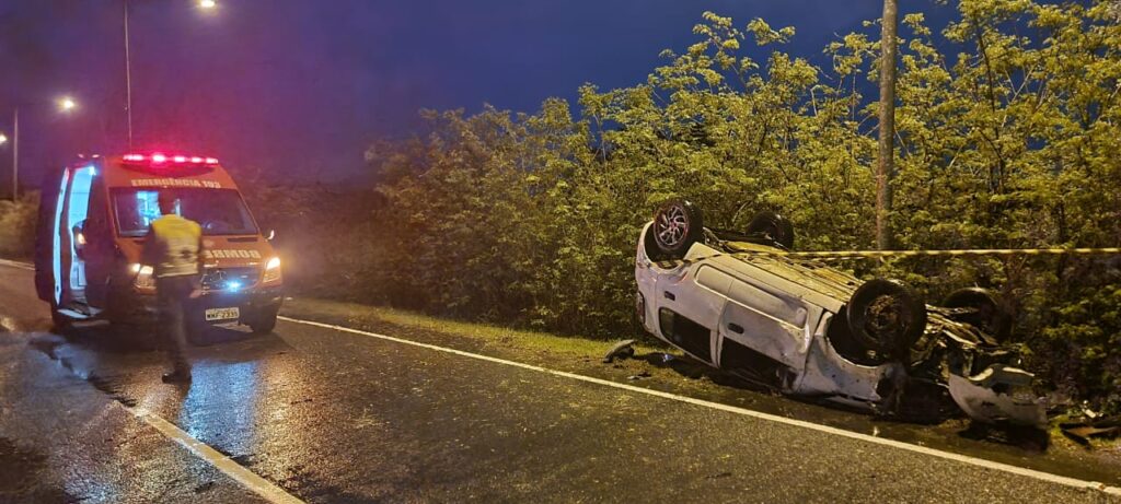 Carro capota na Transbeto nesta madrugada