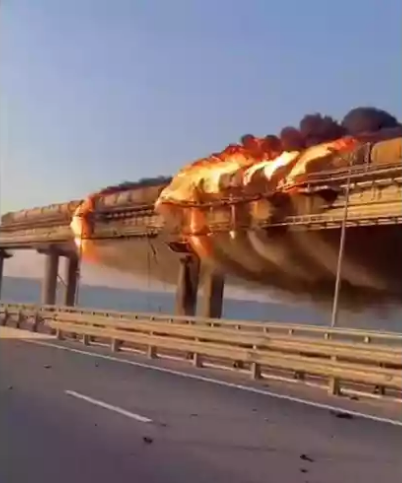 Explosão ponte que liga Rússia à Crimeia
