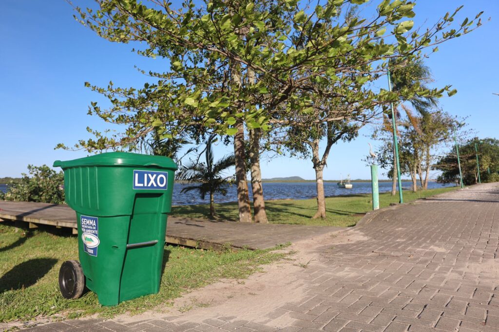 Lixeiras novas em Balneário Barra do Sul