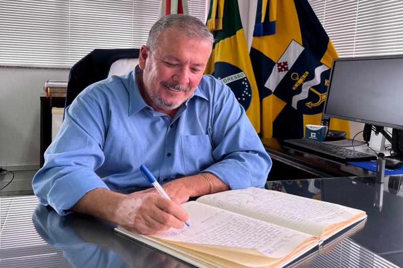 O vice-prefeito, Marcelo Sodré, tomou posse nesta sexta-feira (07) como prefeito em exercício de Itajaí. A mudança é válida pelo período de 30 dias, até 06 de novembro deste ano. O atual prefeito, Volnei Morastoni, se licenciou para tratamento de saúde. Nesta sexta, Sodré assinou a ata de posse e deu início aos trabalhos no Gabinete do Prefeito. Na próxima segunda-feira (10), ele irá reunir o secretariado para discutir os projetos em andamento no Município. “Nesse período, daremos andamento aos trabalhos liderados pelo prefeito Volnei e que tornaram Itajaí a 34ª economia do país, a 2ª do Estado e uma das maiores geradoras de emprego, além de garantir a continuidade de todas as obras de infraestrutura e mobilidade. Vamos avaliar todos os projetos que estão em andamento, os que estão em fase de finalização e os que irão iniciar para dar contribuições e atender da melhor forma nossa cidade”, afirma o prefeito em exercício, Marcelo Sodré. A Câmara de Vereadores autorizou na quinta-feira (06) o pedido de licença de Volnei Morastoni, através de um decreto legislativo. Ele realizará seu tratamento de saúde e precisará de afastar do Município por 30 dias.