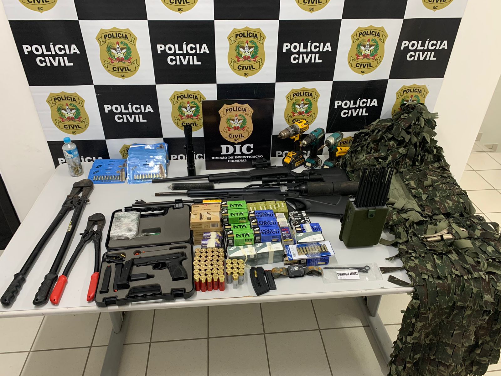 DIC - Apreensão de arsenal em Joinville