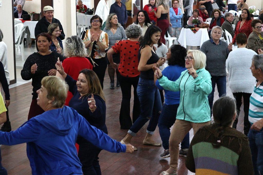 Tarde Dançante em alusão ao Dia internacional do Idoso