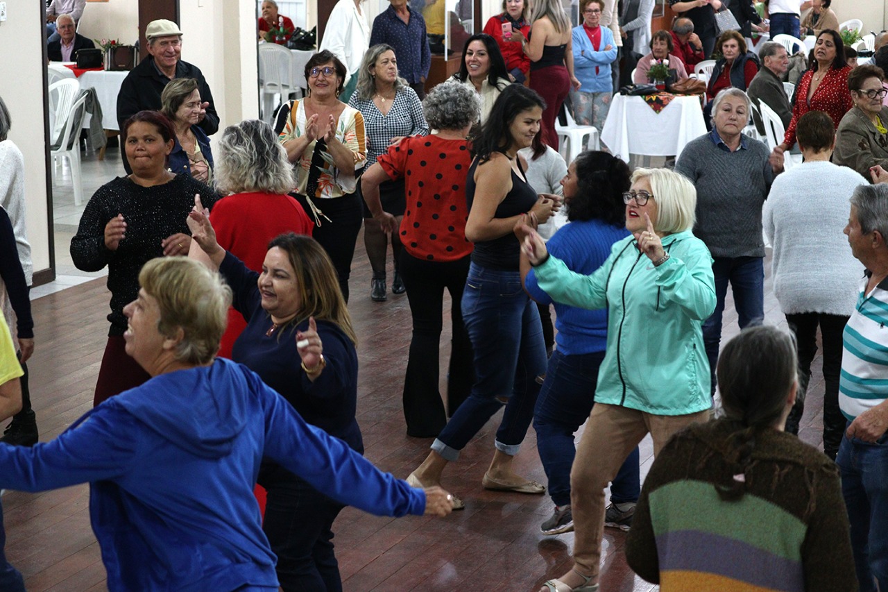 Tarde Dançante em alusão ao Dia internacional do Idoso