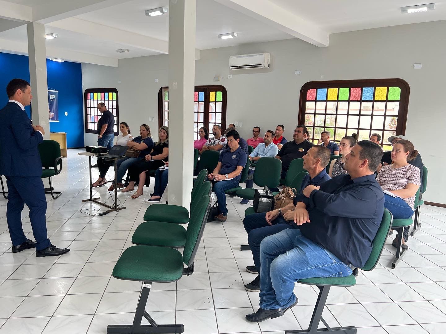 Os servidores da Prefeitura de Balneário Barra do Sul participam, nesta terça-feira (22), de um curso de capacitação sobre a nova Lei de Licitações