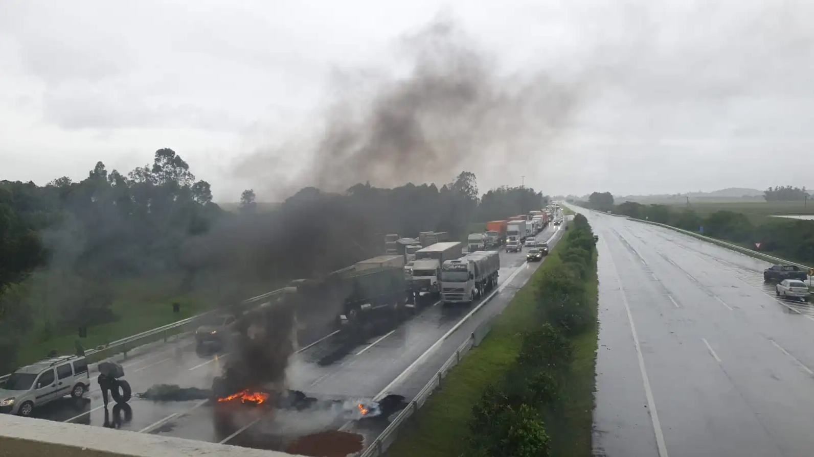 Bloqueio de rodovias em Santa Catarina impede distribuição de vacinas