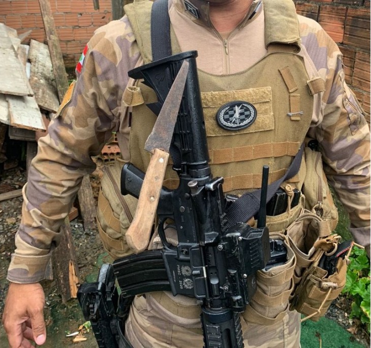 Policial foi atingido por facada