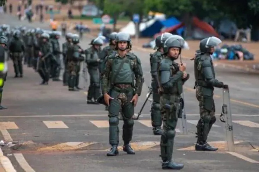 PM desmonta acampamento no DF