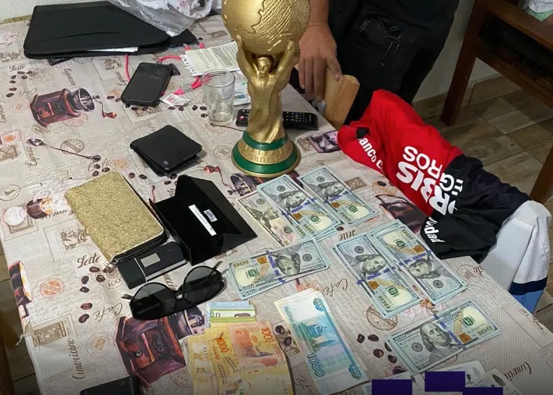 Foram encontrados com os ladrões cerca de R$ 35 mil e uma imitação da taça da Copa do Mundo - Foto: PCSC/Divulgação/CSC
