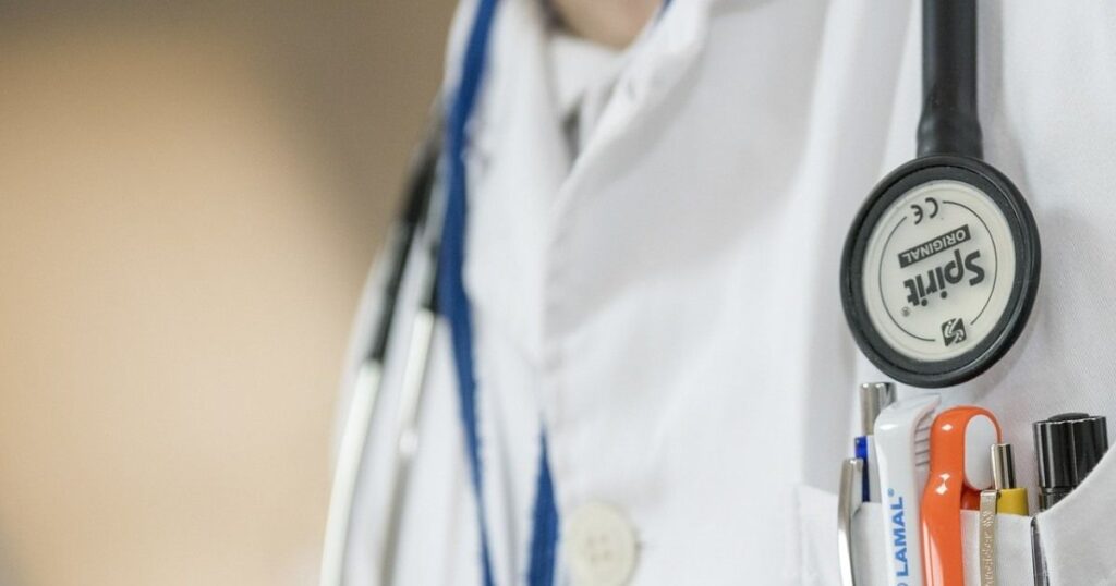 Médico é preso em SC por gravar pacientes e armazenar mais de 13 mil imagens de pornografia infantil