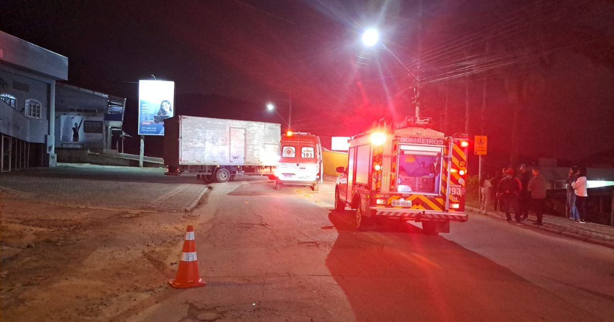 Motociclista morre em colisão contra caminhão em Balneário Camboriú