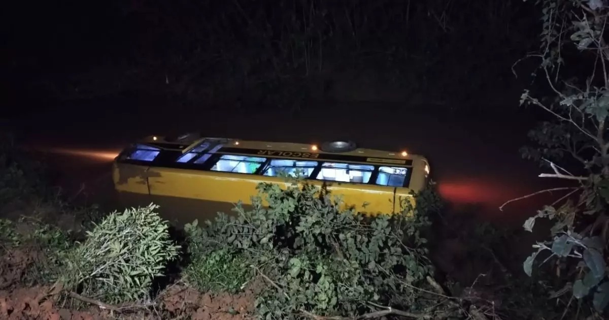 Motorista de ônibus escolar que caiu no rio em Aurora ingeriu álcool, aponta PM