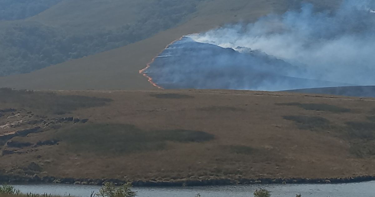 Incêndio nos Campos do Quiriri, em Garuva, mobiliza bombeiros