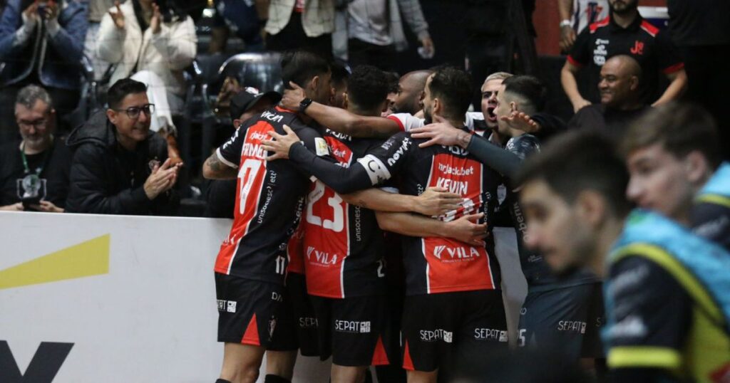 JEC Futsal vence Jaraguá em clássico e assume vice-liderança da LNF
