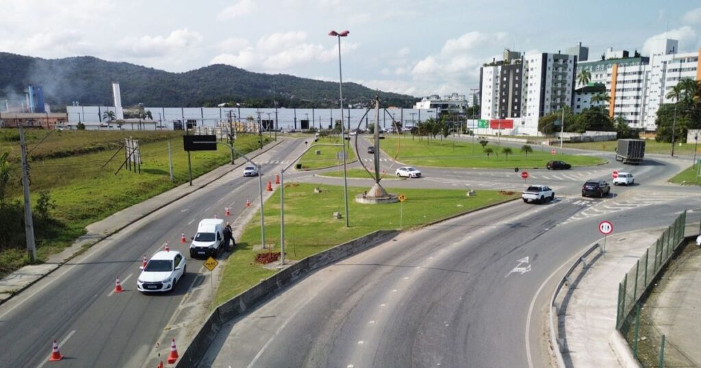 Obras para ampliação de iluminação pública do Eixo Industrial Norte são iniciadas em Joinville