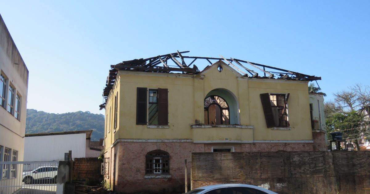 Veja como ficou casarão atingido por incêndio no Centro de Joinville