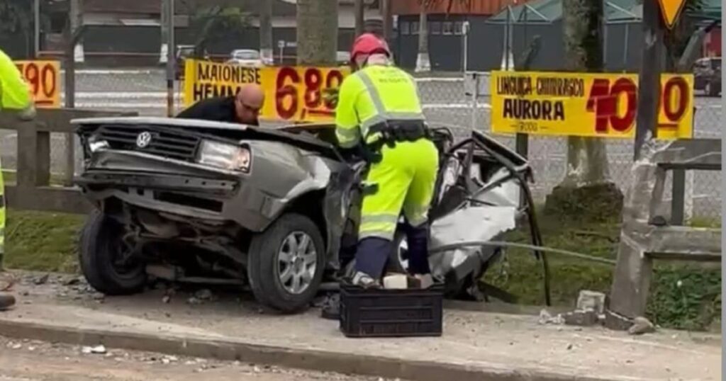 Carro fica destruído após acidente na BR-101, em Joinville