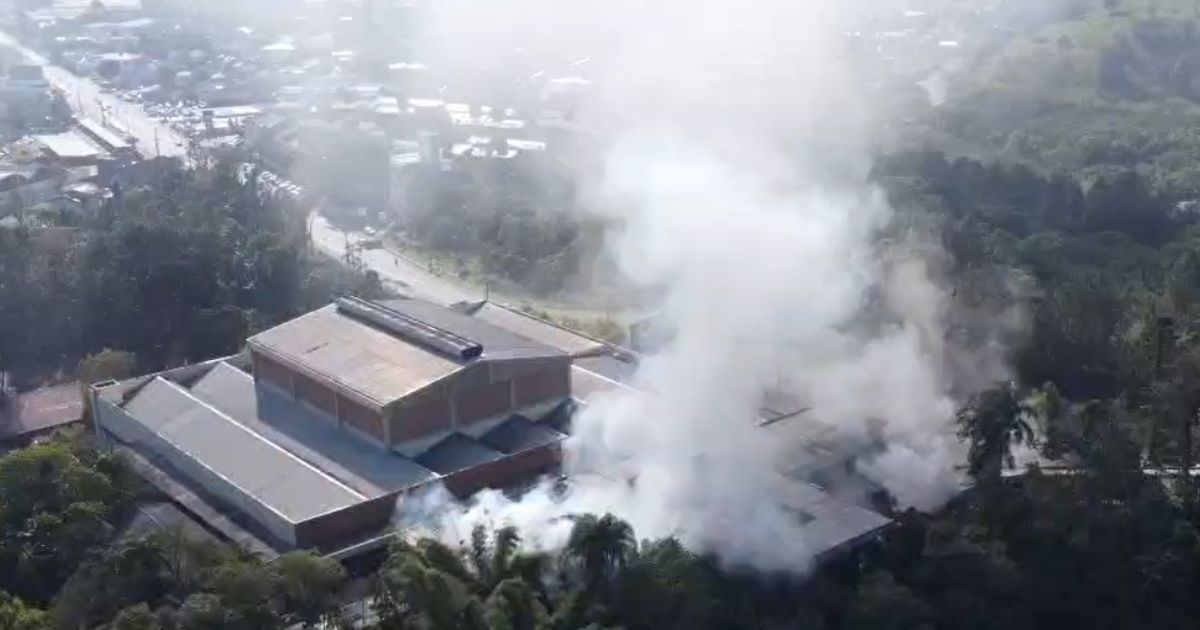 Incêndio atinge fábrica da Beagle em Blumenau e mobiliza bombeiros