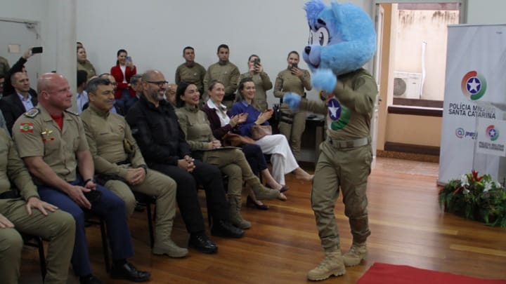 Polícia Militar apresenta o novo mascote da Banda de Música - O Piano Catarinense