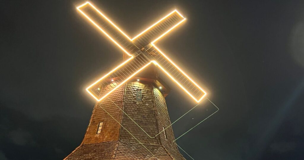 Confira como foi inauguração das hélices iluminadas no Moinho do Pórtico em Joinville