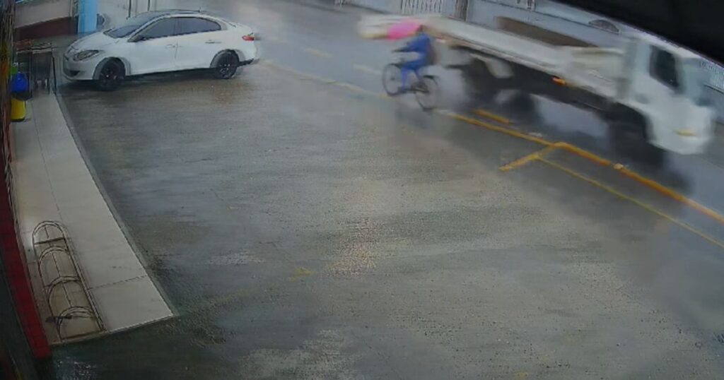 Motorista de caminhão que atingiu ciclista com tampa em Joinville se apresenta à polícia e é indiciado