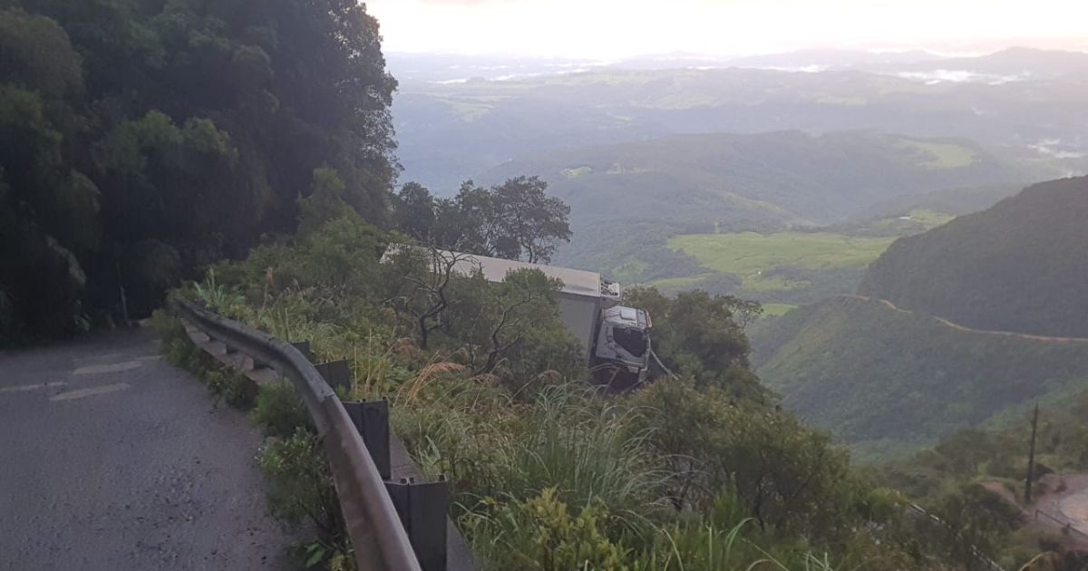 Caminhão fica preso em curva e Serra do Corvo Branco é totalmente interditada em SC