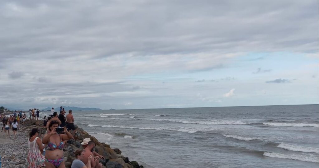 Dois jovens desaparecem no mar em praia de Itapoá