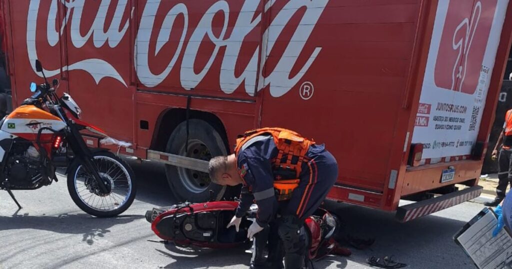 Adolescente morre após colidir moto com caminhão da Coca-Cola em Itajaí