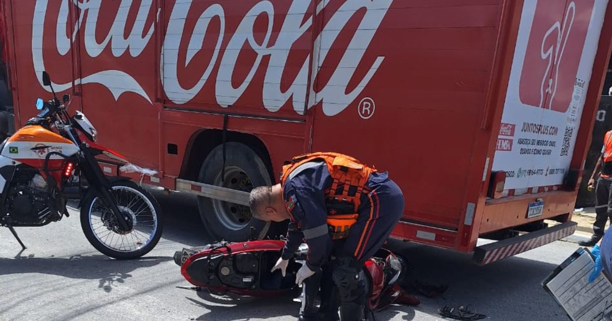 Adolescente morre após colidir moto com caminhão da Coca-Cola em Itajaí