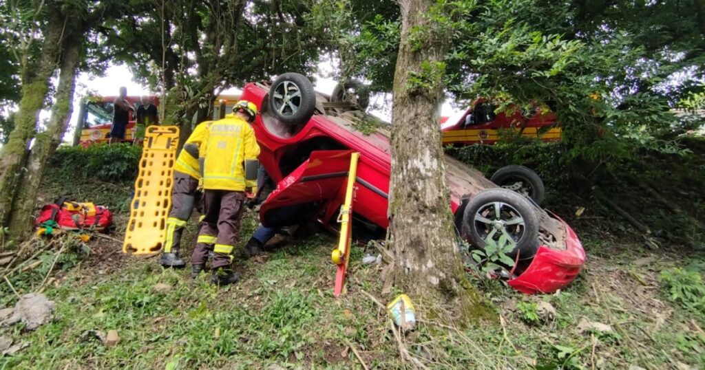 Capotamento deixa três feridos em São Bento do Sul