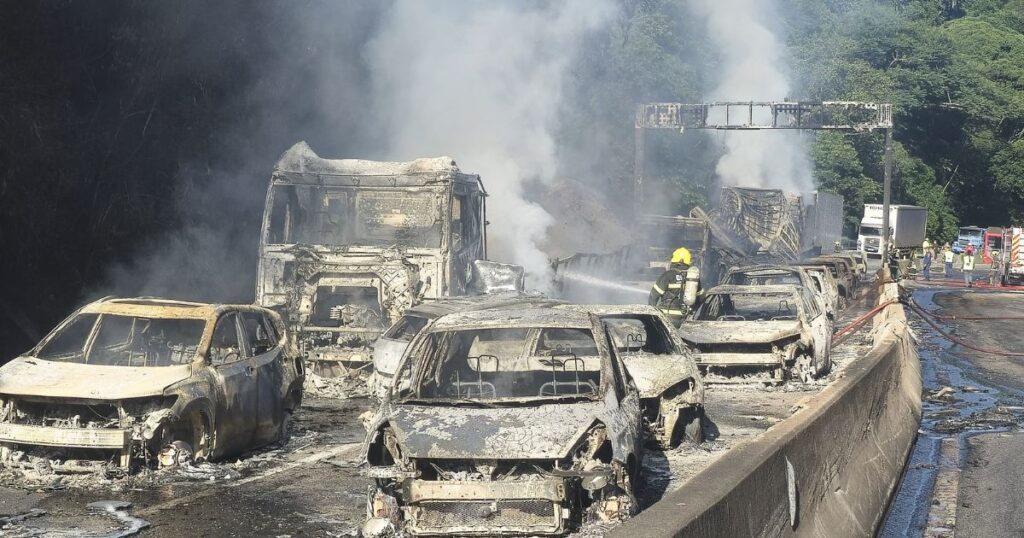 Explosão de caminhão incendeia 27 veículos na BR-101, em Palhoça