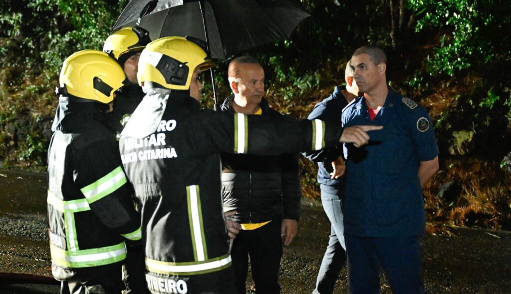 Governador Jorginho Mello acompanha trabalho das equipes do Corpo de Bombeiros no Morro dos Cavalos