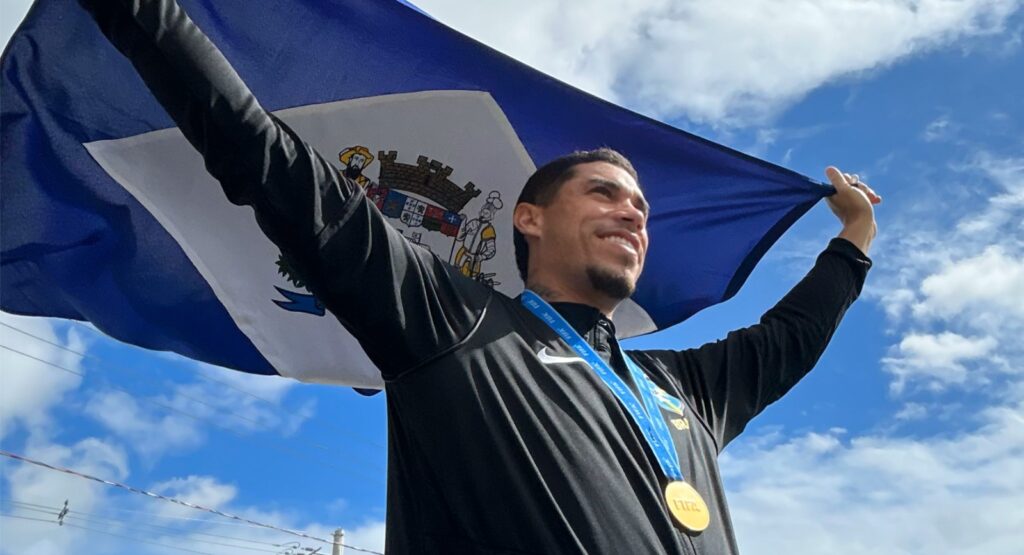 Lucão, campeão mundial de beach soccer, é recebido com festa em São Francisco do Sul