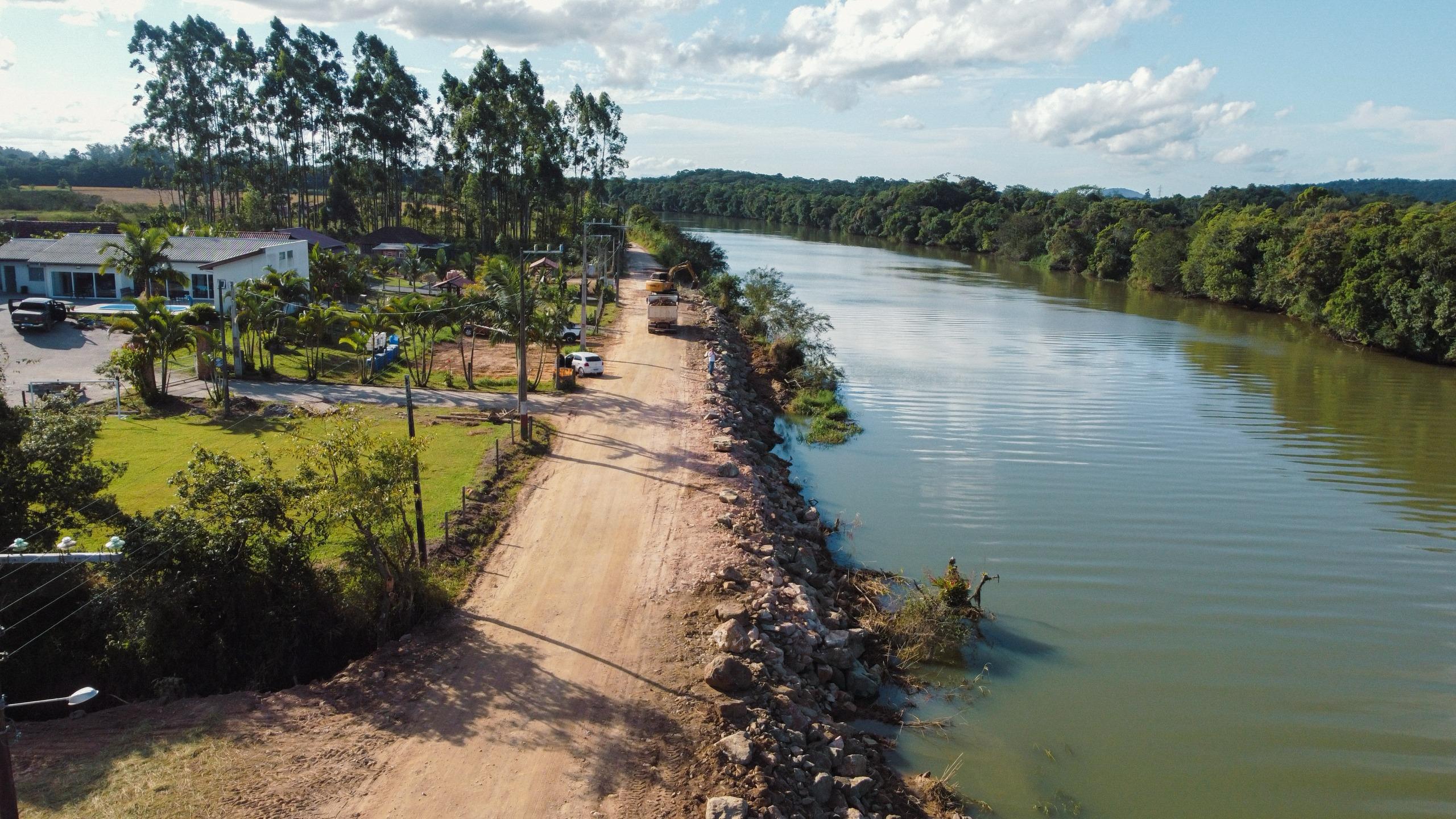 Prefeitura de Barra Velha conclui obras de contenção na margem do rio Itapocú