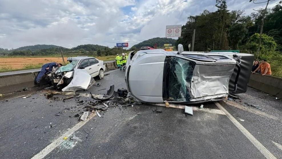 Acidente com três veículos na BR-101 termina com morte de mulher em Araquari