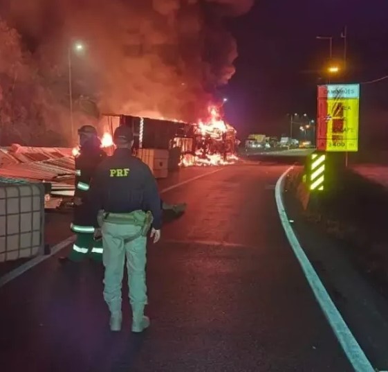 Motorista morre na BR-376 após caminhão pegar fogo na curva da Santa