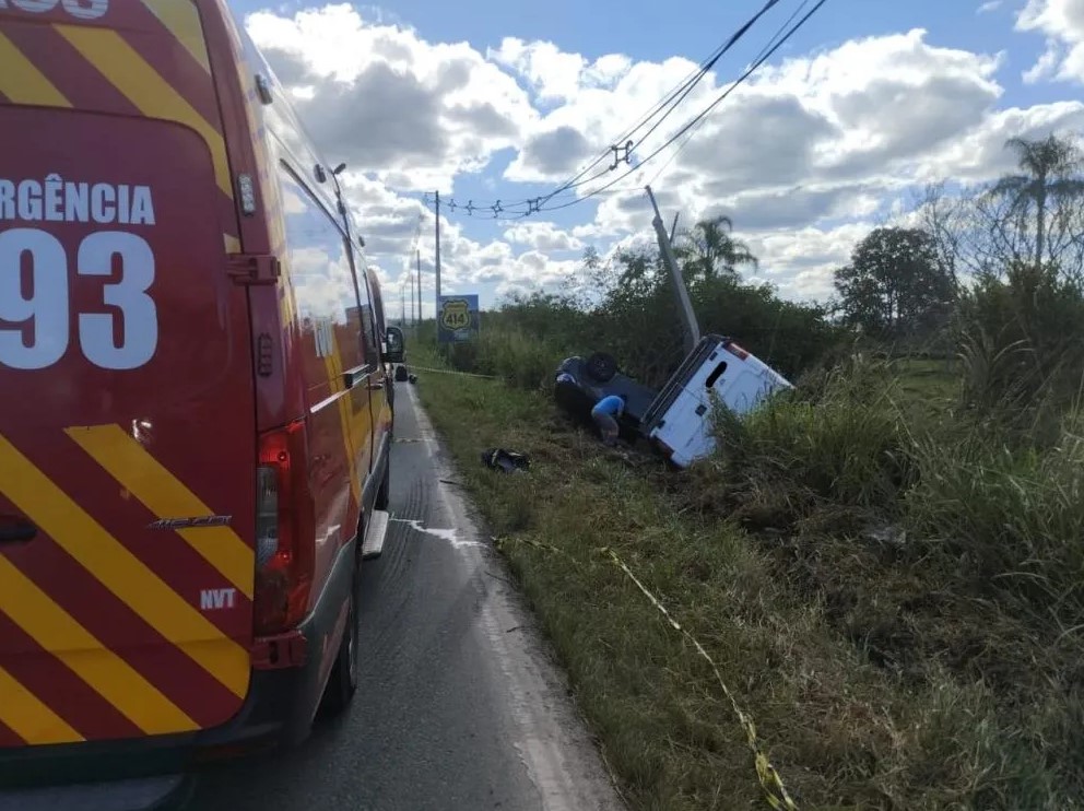Casal fica preso às ferragens em acidente com uma Sprinter e um Saveiro no bairro Escalvados em Navegantes