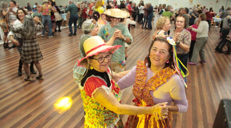 “Arraiá” reuniu 370 idosos em evento com muita dança e reencontros