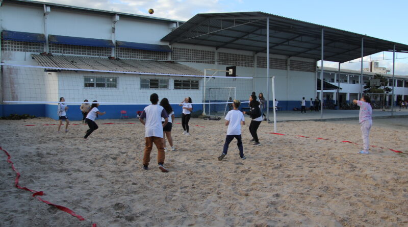 Dez escolas de Navegantes recebem areia do Circuito Brasileiro de Vôlei de Praia
