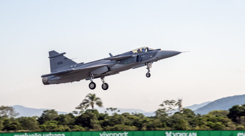 Caça da FAB decola do aeroporto de Navegantes nesta terça-feira (17)