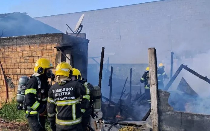 Bombeiros levam quase quatro horas pra apagar incêndio em casas no Portal em Itajaí