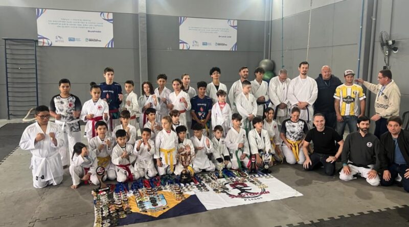 Equipe de karatê de Navegantes brilha em campeonato interclubes com 46 medalhas
