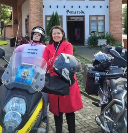 Turista leva “marido reborn” na garupa de moto e provoca risadas nas estradas de SC