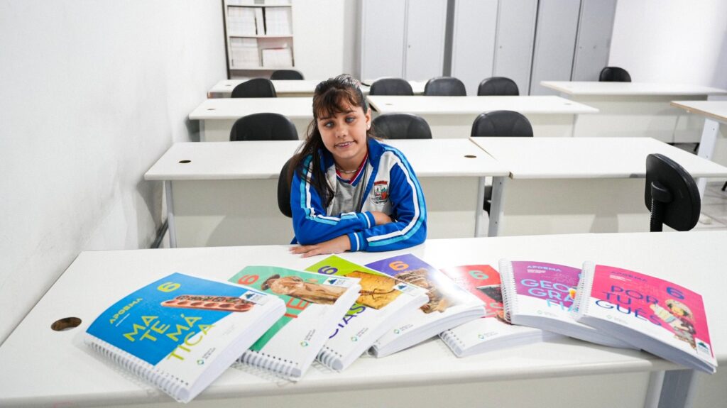 Educação de Penha entrega materiais didáticos em Braille para aluna Nicolly