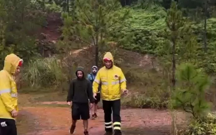 Trilheiros se perdem no Pico da Teta e são resgatados pelos bombeiros