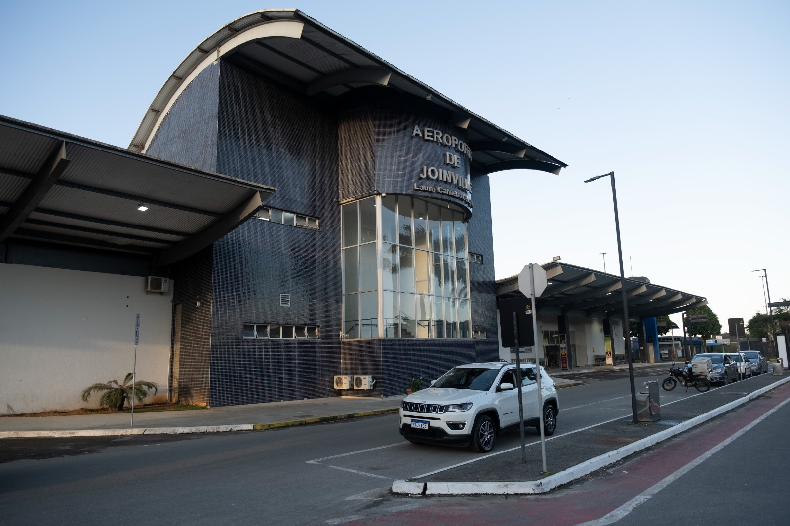 Homem com mandado de prisão em aberto é detido no Aeroporto de Joinville