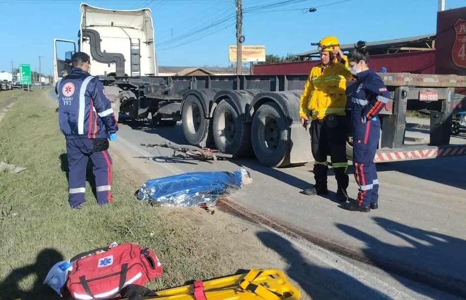 Ciclista de 59 anos morre atropelado por carreta na BR-470 em Navegantes