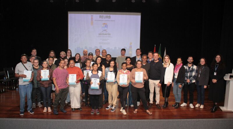 Famílias de Navegantes recebem títulos definitivos de suas casas no Gravatá