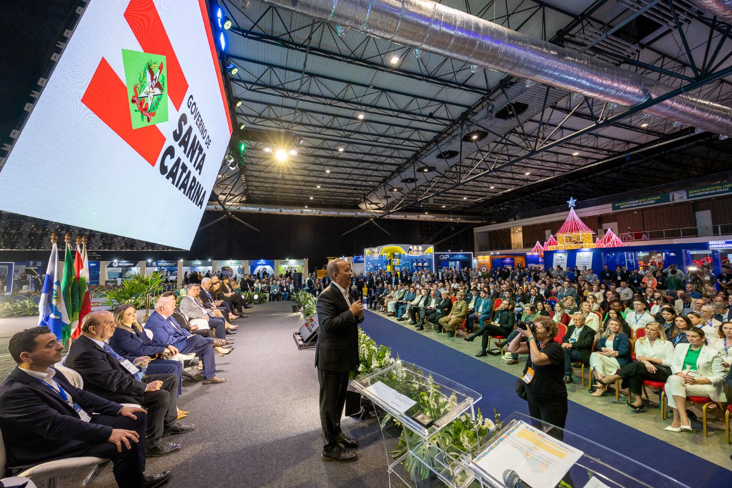 Governador anuncia ampliação de acesso a programas e novo aplicativo na abertura do Comac-SC